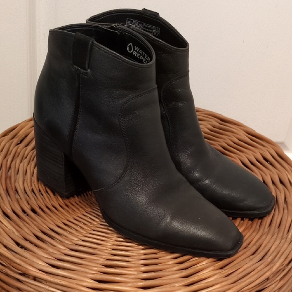 Vionic Shoes - Vionic Black Regan Boot Size 9.5